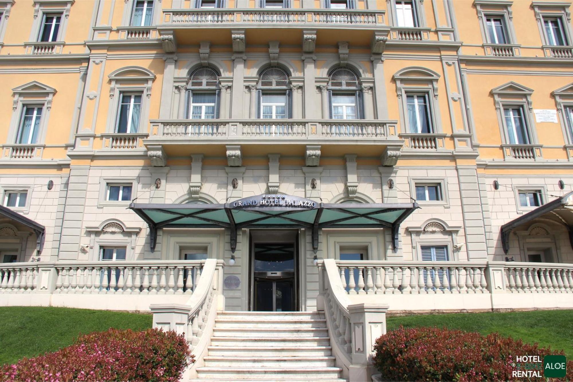 Gh Palazzo Suite & Spa Λιβόρνο Εξωτερικό φωτογραφία The photo depicts the exterior of an elegant building, which appears to be a hotel. The structure features a classic architectural style with a light yellow facade, large windows, and decorative elements on the facade, including arches and columns. T